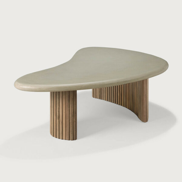 Table basse de jardin Boomerang - Forme organique - 90x61x29 cm - Plateau en béton vernis gris clair - Piétement en teck recyclé - Ethnicraft – Image 4