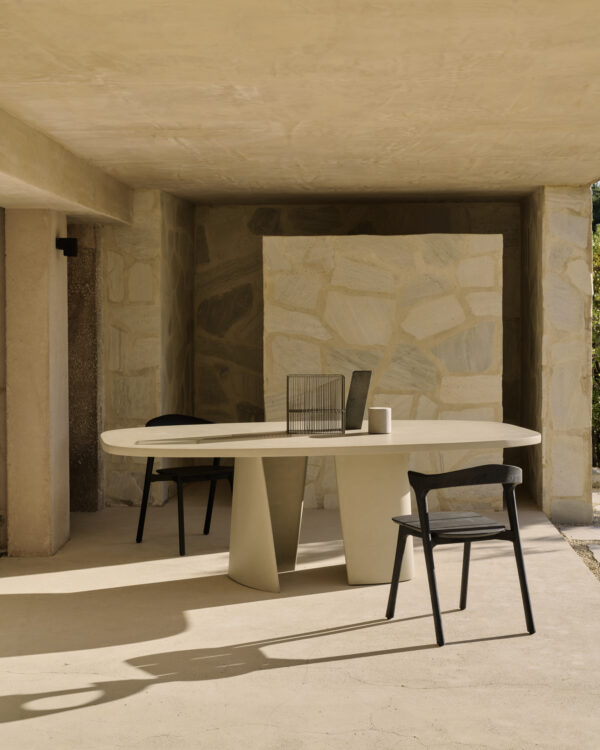 Table de jardin Canyon - Forme ovale - 230x115x76 cm - Béton vernis gris clair - Ethnicraft – Image 11