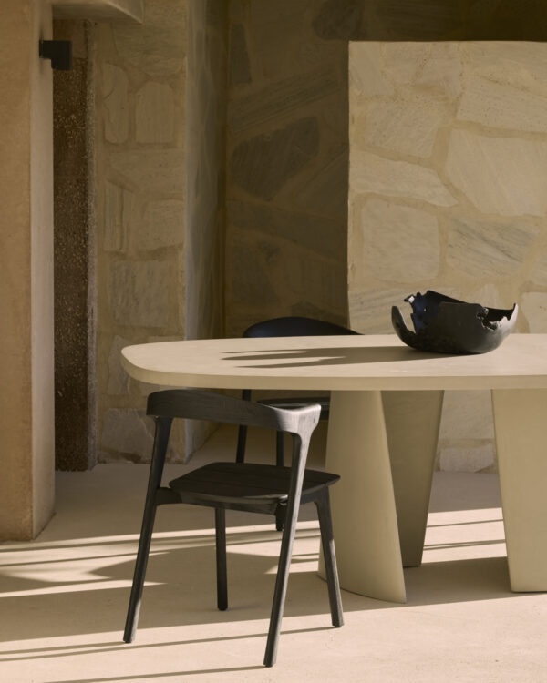 Table de jardin Canyon - Forme ovale - 230x115x76 cm - Béton vernis gris clair - Ethnicraft – Image 12