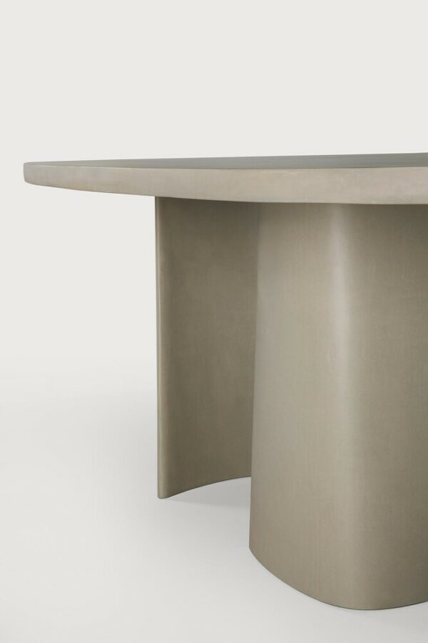 Table de jardin Canyon - Forme ovale - 230x115x76 cm - Béton vernis gris clair - Ethnicraft – Image 4