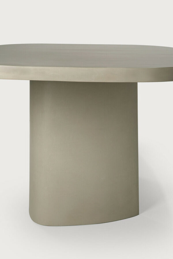 Table de jardin Canyon - Forme ovale - 230x115x76 cm - Béton vernis gris clair - Ethnicraft – Image 6